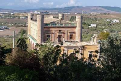 Torri, case di caccia e giardini: alla scoperta della maestosa Villa Gattini, il "castello" di Matera